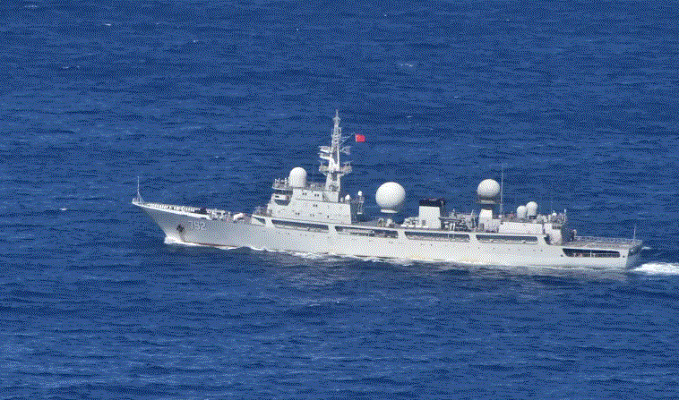 Un buque de recolección de inteligencia de la Armada del Ejército Popular de Liberación, Haiwangxing, operando frente a la plataforma noroeste de Australia en una imagen suministrada el 13 de mayo de 2022. (Cortesía del Departamento de Defensa australiano)