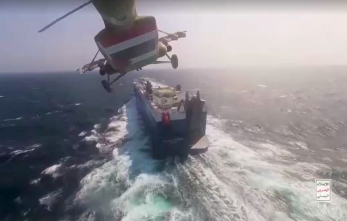 Captura de pantalla video secuestro buque Galaxy Leader en el Mar Rojo. (Reuters / Houthi Military Media / Sraeli Army Handout / Hamas Media Office)