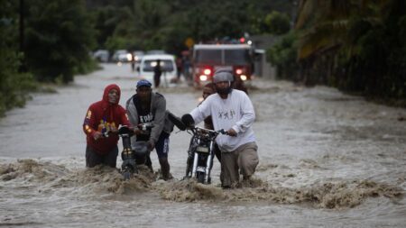 Las lluvias dejan un desaparecido y cientos de desplazados en República Dominicana