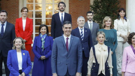 El nuevo Gobierno español inicia su andadura con su primer Consejo de Ministros