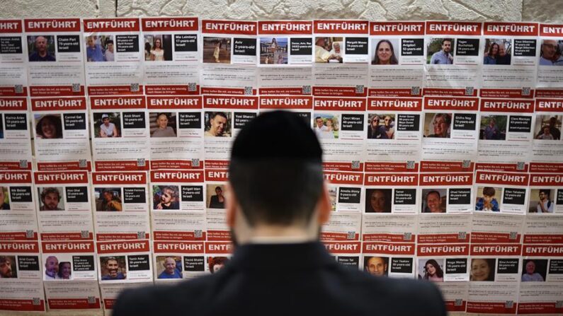 Imagen de archivo de carteles con fotos de los rehenes secuestrados por Hamás en la sinagoga de Muenstersche Strasse en Berlín (Alemania). EFE/EPA/Clemens Bilan 