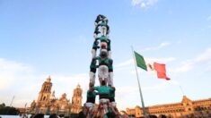 «Castellers» levantan 6 torres humanas en Zócalo de México frente a cientos de capitalinos