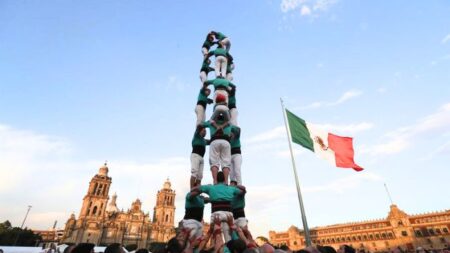 “Castellers” levantan 6 torres humanas en Zócalo de México frente a cientos de capitalinos