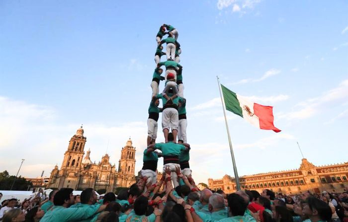 Acróbatas conocidos como 'Castellers' se presentan hoy, en el Zócalo de la Ciudad de México, México. (EFE/ Mario Guzmán)