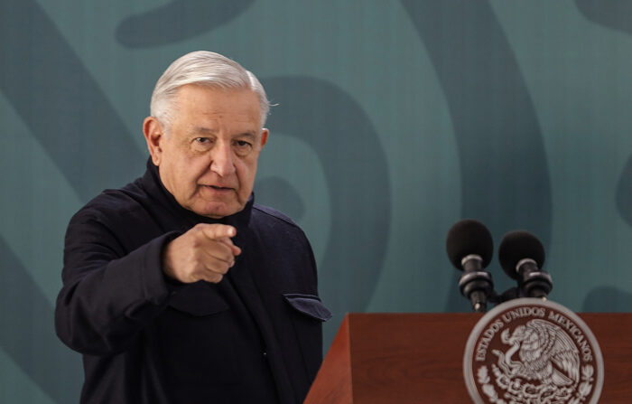 El presidente de México, Andrés Manuel López Obrador, habla durante una conferencia matutina. Imagen de archivo. (EFE/Joebeth Terríquez)