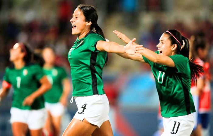 Las mexicanas Rebeca Bernal (izq.) y Lizbeth Ovalle celebran después de anotar durante el partido de fútbol por equipos femenil por la medalla de oro en los Juegos Panamericanos Santiago 2023, Chile, el 3 de noviembre de 2023. (FJAVIER TORRES/AFP via Getty Images)