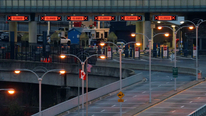 El cruce fronterizo del Puente Arco Iris hacia Estados Unidos en las Cataratas del Niágara, Ontario, después de que un automóvil explotara en un puesto de control entre Estados Unidos y Canadá el 22 de noviembre de 2023. (Peter Power/AFP vía Getty Images)
