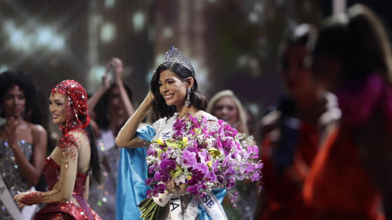 Miss Nicaragua,  Sheynnis Palacios (centro), reacciona luego de ser coronada como la nueva Miss Universo 2023, en San Salvador, El Salvador, 18 de noviembre de 2023. (EFE/Rodrigo Sura)