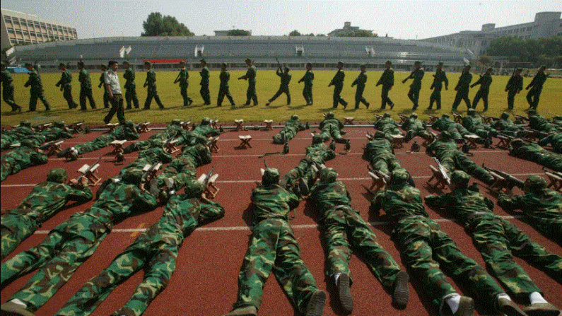 Estudiantes de primer año de la Universidad de Ciencia y Tecnología de Nanjing practican tiro durante una sesión de entrenamiento militar en Nanjing, provincia china de Jiangsu, el 11 de septiembre de 2007. (China Photos/Getty Images)