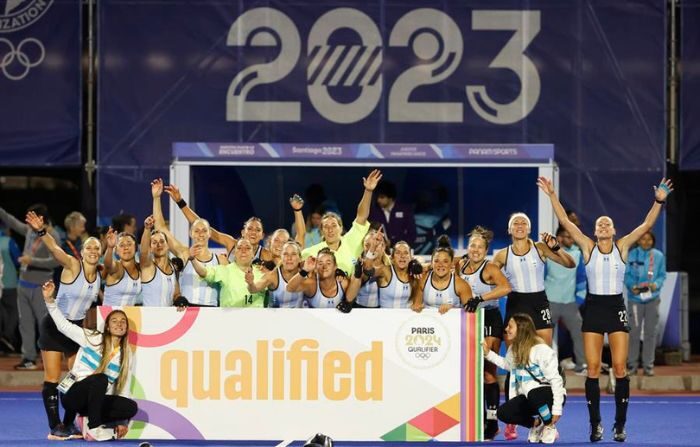 Jugadoras de Argentina posan con la medalla de oro y un aviso de clasificadas para los Juegos Olímpicos 2024 durante los Juegos Panamericanos 2023 en Santiago, Chile. (EFE/ Elvis González)