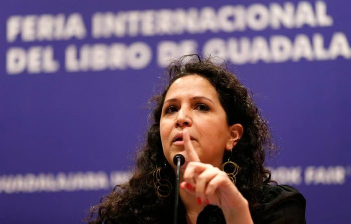 La directora de la empresa de comunicación “Discurseros”, Jaina Pereyra, habla durante la mesa de debate “Irrupciones y disrupciones: la feminización de la política”, en el marco de la 37 edición de la Feria Internacional del Libro (FIL) 2023, en Guadalajara, México. (EFE/Francisco Guasco)