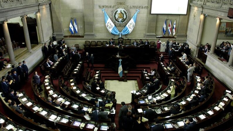 Fotografía de archivo en la que se registró una vista panorámica general de una sesión plenaria del Congreso de Guatemala, en Ciudad de Guatemala. EFE/Ulises Rodríguez