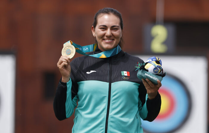 Alejandra Valencia de México posa con la medalla de oro en arco recurvo individual de tiro con arco este domingo, durante los Juegos Panamericanos 2023 en Santiago, Chile, el 5 de noviembre de 2023. (EFE/ Elvis González)