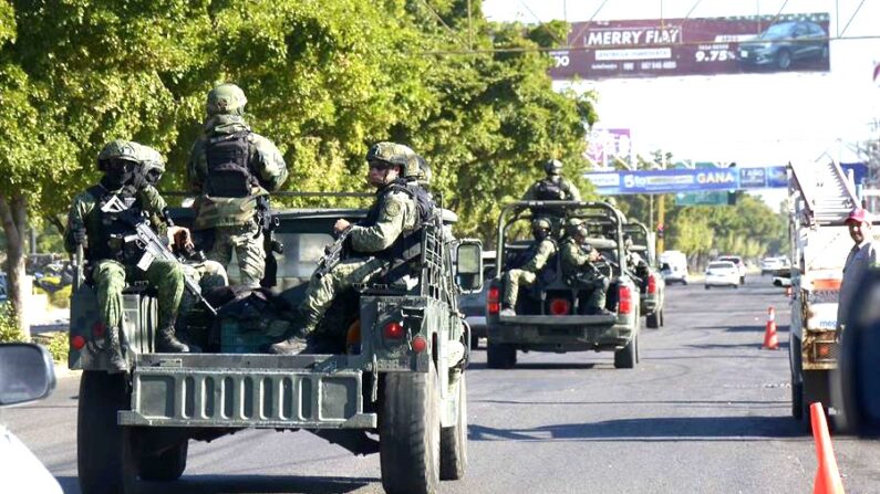 Una foto de archivo de miembros del Ejército mexicano que patrullan en la ciudad de Culiacán, estado de Sinaloa, México. (EFE/ Juan Carlos Cruz)