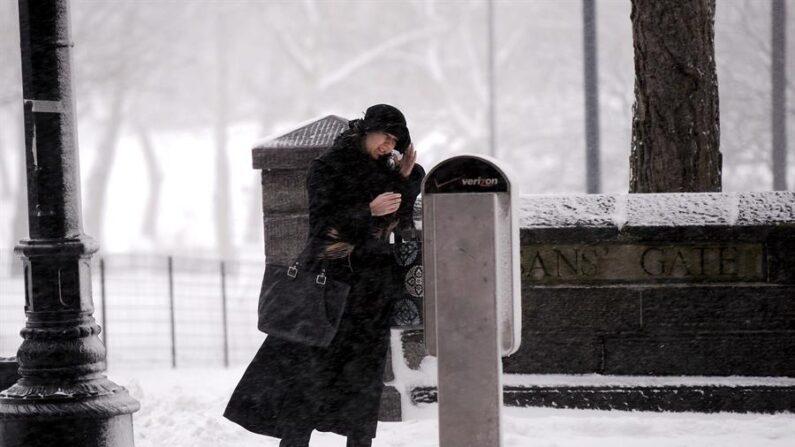 Fotografía de archivo de una mujer que camina por la calle 59 durante una nevada en Nueva York, Estados Unidos. EFE/Justin Lane 