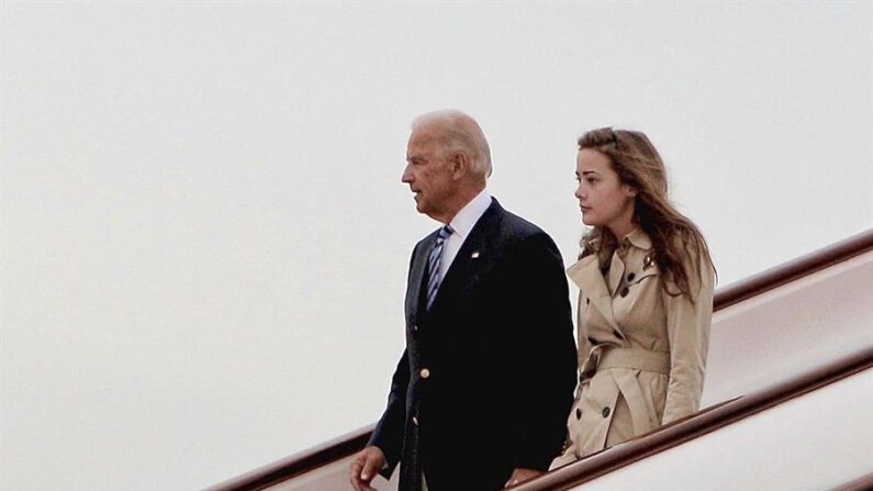 Imagen de archivo del presidente de Estados Unidos, Joe Biden, (izquierda) y su nieta Naomi Biden. EFE//Lintao Zhang
