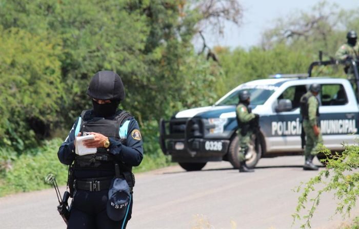 Una foto archivo de policías que prestan guardia en la zona donde un vehículo policial fue atacado por grupos armados, en Guanajuato, México. (EFE/ STR)