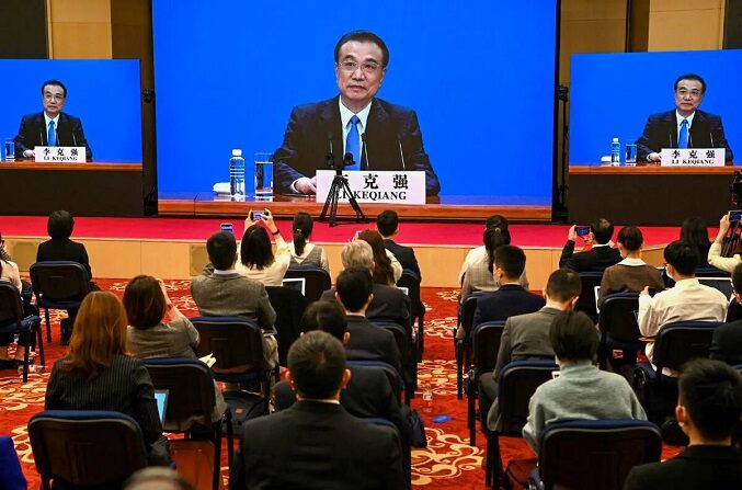 El primer ministro chino, Li Keqiang, habla a través de una transmisión de video en vivo durante una rueda de prensa tras la sesión de clausura de la Asamblea Popular Nacional en el Gran Salón del Pueblo de Beijing el 11 de marzo de 2021. (Noel Celis/AFP vía Getty Images)