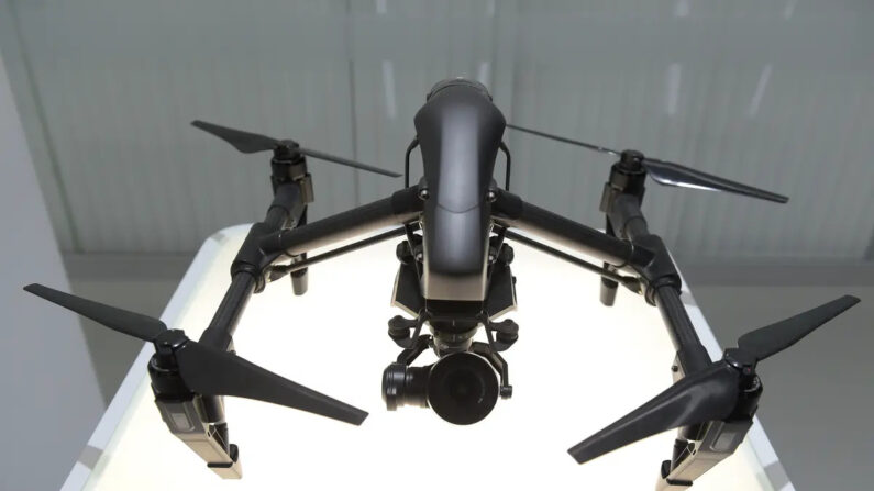 Un dron se ve en la sala de exposiciones de la sede de DJI en Shenzhen, China, el 11 de mayo de 2017. (Nicolas Asfouri/AFP vía Getty Images)