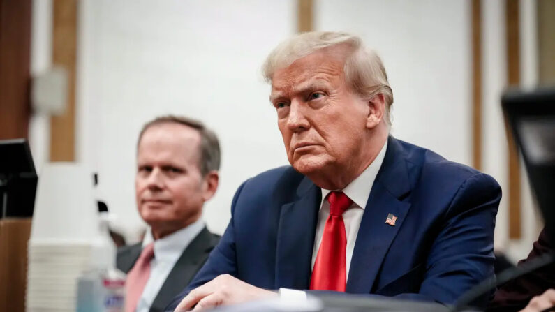 El expresidente Donald Trump se sienta en la sala para su juicio por fraude civil en la Corte Suprema del Estado de Nueva York, en la ciudad de Nueva York, el 17 de octubre de 2023. (Seth Wenig/Pool/Getty Images)