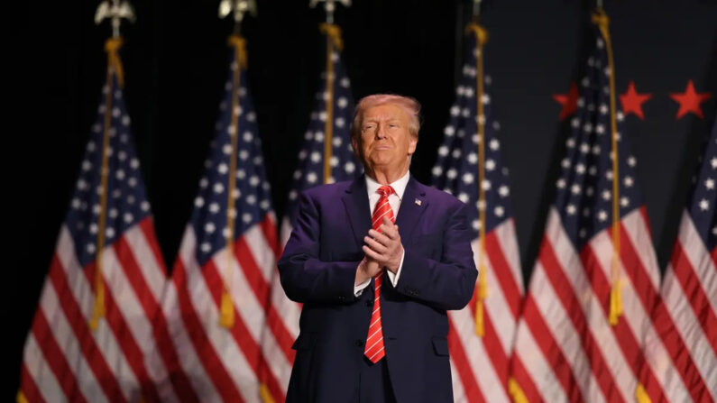 El candidato presidencial republicano, el expresidente Donald Trump, llega a un acto de campaña en el Teatro Orpheum de Sioux City, Iowa, el 29 de octubre de 2023. (Scott Olson/Getty Images)