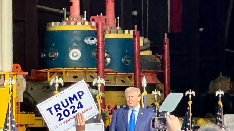 El expresidente Donald Trump hizo una parada de campaña en Trendsetter Engineering en Houston el 2 de noviembre de 2023. (Darlene McCormick Sanchez/The Epoch Times)