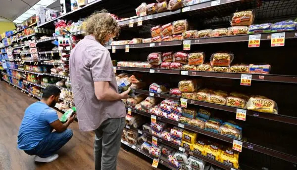 Un grupo de personas compra pan en un supermercado de Monterey Park, California, el 19 de octubre de 2022. (Frederic J. Brown/AFP via Getty Images)