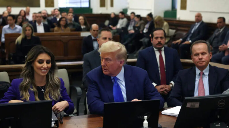 El expresidente Donald Trump se sienta en el tribunal con sus abogados Alina Habba y Christopher Kise durante su juicio por fraude civil en la Corte Suprema del Estado de Nueva York, en la ciudad de Nueva York, el 24 de octubre de 2023. (Mike Segar-Pool/Getty Images)