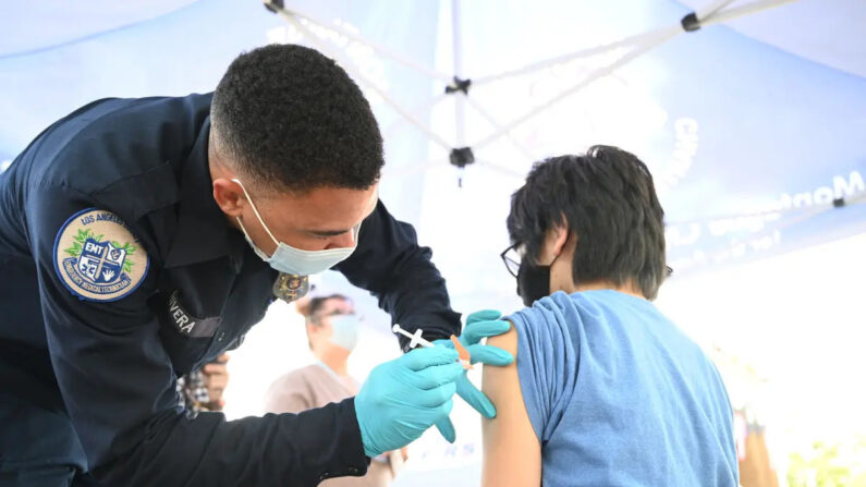 Una persona recibe la vacuna contra el COVID-19 en Los Ángeles, California, el 23 de agosto de 2021. (Robyn Beck/AFP vía Getty Images)