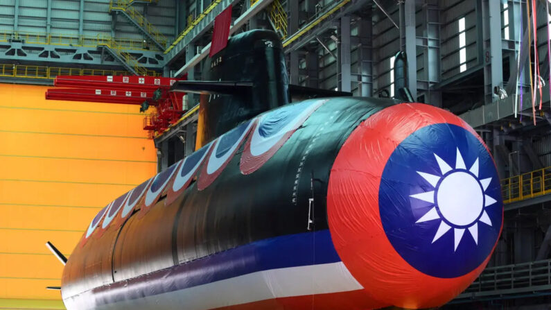 El primer submarino de Taiwán construido localmente, "Narwhal", durante una ceremonia de presentación en la empresa de construcción naval CSBC Corp. en Kaohsiung, el 28 de septiembre de 2023. (Sam Yeh/AFP vía Getty Images)