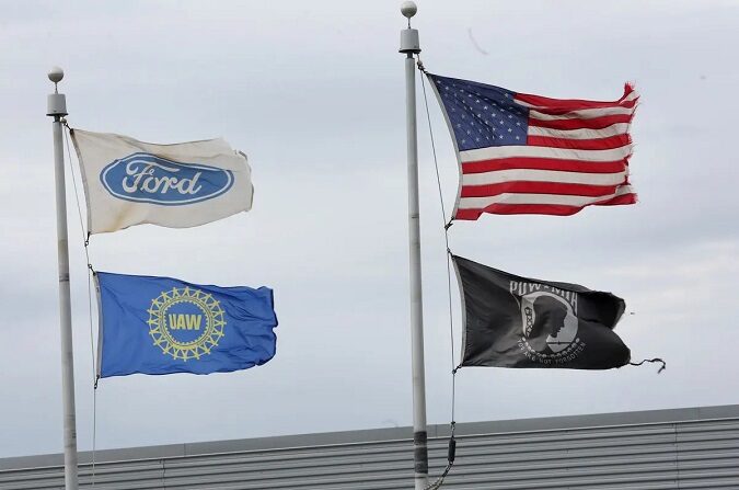 Banderas ondean en el exterior de la planta de montaje de Ford en Chicago, Illinois, el 26 de octubre de 2023. (Scott Olson/Getty Images)