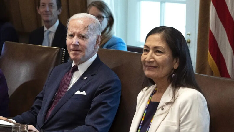 El presidente Joe Biden pronuncia un discurso junto a la secretaria de Interior Deb Haaland durante una reunión del Gabinete en la Casa Blanca el 06 de junio 2023 en Washington, DC. Biden habló sobre la economía estadounidense y el acuerdo bipartidista para elevar el límite de la deuda. (Foto de Kevin Dietsch/Getty Images)