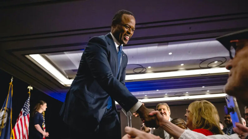 El fiscal general de Kentucky, Daniel Cameron, saluda a sus partidarios tras su victoria en las primarias republicanas para gobernador en una fiesta electoral en el Galt House Hotel de Louisville, Kentucky, el 16 de mayo de 2023. (Jon Cherry/Getty Images)
