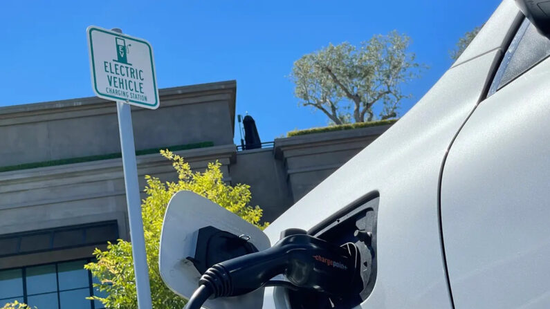 Un coche eléctrico carga en el estacionamiento de un centro comercial en Corte Madera, California, el 27 de junio de 2022. (Justin Sullivan/Getty Images)
