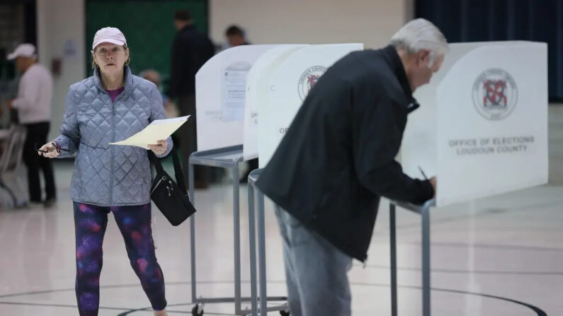 Votantes de Virginia depositan su voto en la escuela primaria Newton-Lee el 7 de noviembre de 2023 en Ashburn, Virginia. (Win McNamee/Getty Images)