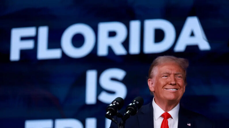 El candidato presidencial republicano, el expresidente Donald Trump, sonríe durante la Cumbre de la Libertad de Florida en el Gaylord Palms Resort en Kissimmee, Florida, el 4 de noviembre de 2023. (Joe Raedle/Getty Images)