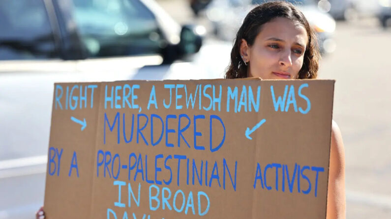  Un manifestante sostiene un cartel en un monumento improvisado en el lugar de un altercado entre Paul Kessler, judío de 69 años, y un manifestante propalestino en Thousand Oaks, California, el 7 de noviembre de 2023. (Mario Tama/Getty Images)
