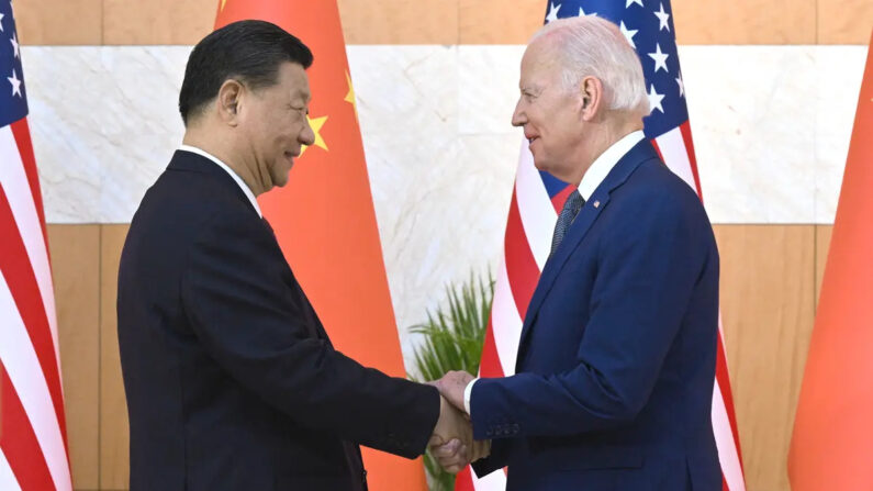 El presidente de Estados Unidos, Joe Biden, y el líder de China, Xi Jinping, se estrechan la mano durante su encuentro al margen de la Cumbre del G20 en Nusa Dua, en la isla turística indonesia de Bali, el 14 de noviembre de 2022. (Saul Loeb/AFP vía Getty Images)