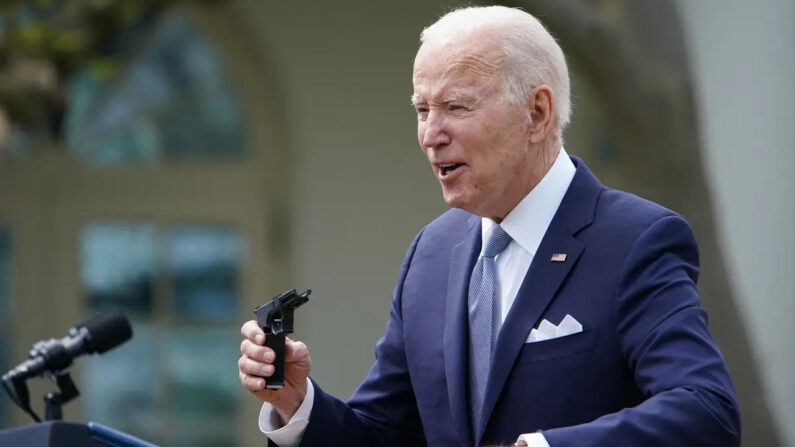 El presidente Joe Biden sostiene un kit de "arma fantasma" durante un acto en la Casa Blanca en Washington el 11 de abril de 2022. (Mandel Ngan/AFP vía Getty Images)