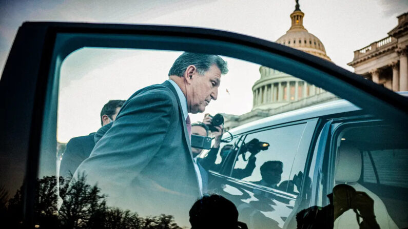 El senador Joe Manchin (D-W.Va.) es seguido a su coche por los periodistas después de participar en una votación en el Capitolio de EE.UU. en Washington el 14 de diciembre de 2021. (Anna Moneymaker/Getty Images)