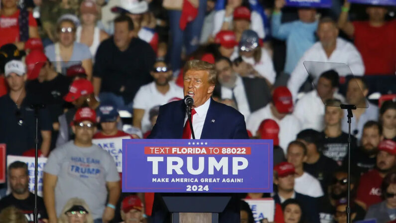 El expresidente Donald Trump pronuncia un discurso en un mitin de campaña en el estadio Ted Hendricks del parque Henry Milander en Hialeah, Florida, el 8 de noviembre de 2023. (Alon Skuy/Getty Images)