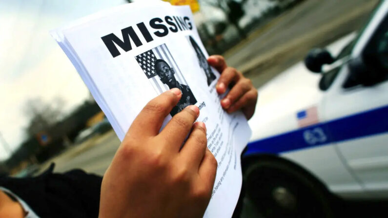 Un voluntario reparte folletos para una persona desaparecida en una foto de archivo. (Darren Hauck/Getty Images)
