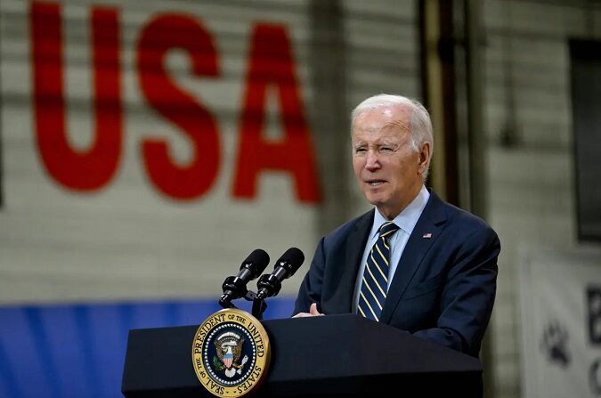 El presidente Joe Biden habla sobre sus programas "Bidenomics" e Investing in America en unas instalaciones de Amtrak en el condado de New Castle, Delaware, el 6 de noviembre de 2023. (Andrew Caballero-Reynolds/AFP vía Getty Images)