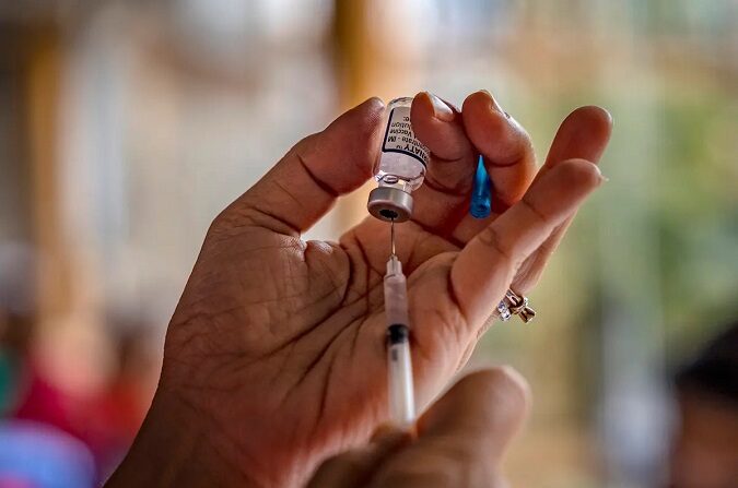 Un trabajador sanitario prepara una dosis de la vacuna contra el COVID-19 de Pfizer BioNTech en una imagen de archivo. (Ezra Acayan/Getty Images)
