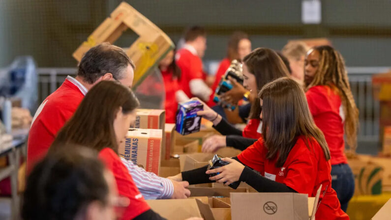 Voluntarios de CVS Health empaquetan productos de higiene femenina donados en el Greater Boston Food Bank de Boston, Massachusetts, el 6 de noviembre de 2023. (Scott Eisen/Getty Images para CVS)