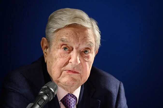 El inversor multimillonario George Soros pronuncia un discurso al margen de la reunión anual del Foro Económico Mundial en Davos, en el este de Suiza, el 24 de enero de 2019. (Fabrice Coffrini/AFP vía Getty Images)