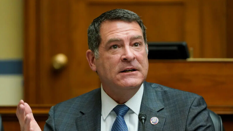 El representante Mark Green (R-Tenn.) habla durante una audiencia del Subcomité Especial de la Cámara de Representantes sobre la Crisis del Coronavirus en el edificio de oficinas de la Cámara Rayburn en el Capitolio en Washington el 19 de mayo de 2021. (Susan Walsh/Pool/Getty Images)