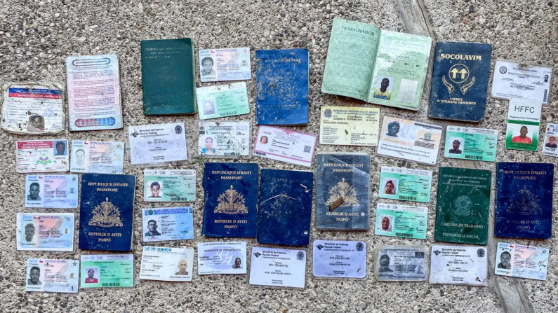 Pasaportes, visados y documentos de identidad en una foto de archivo. (Charlotte Cuthbertson/The Epoch Times)