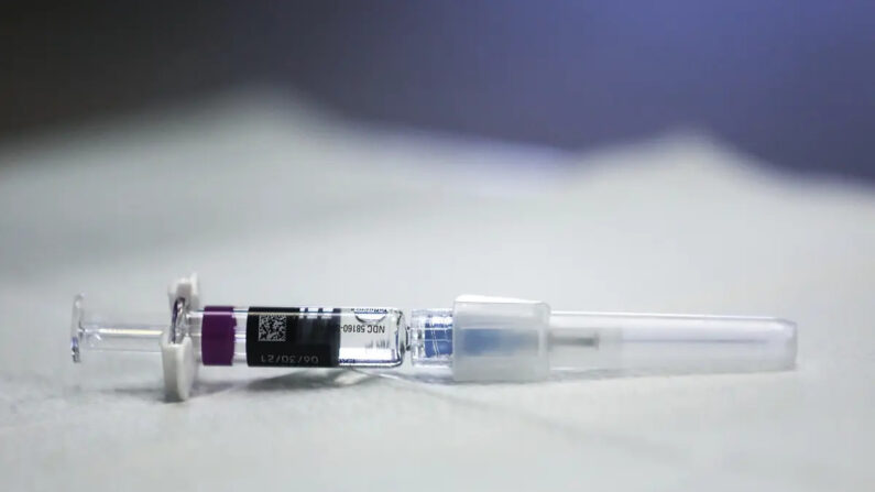 Una jeringuilla con una vacuna contra la gripe sobre una mesa en una imagen de archivo del 14 de octubre de 2020. (Mario Tama/Getty Images)