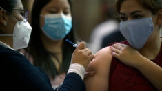 Estudio revela que más de la mitad de vacunados contra COVID se sienten enfermos aún un año después
